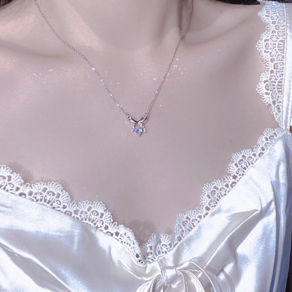 Bow Zircon Necklace - Picture 2 of 16